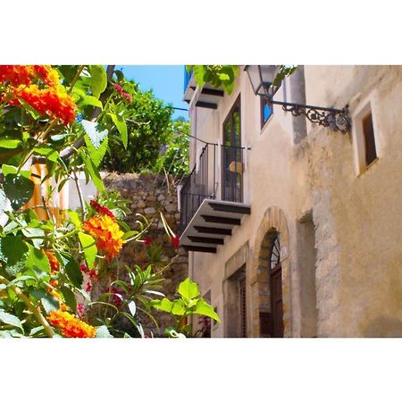 Апартаменты Cortile Osterio XIV Чефалу Экстерьер фото