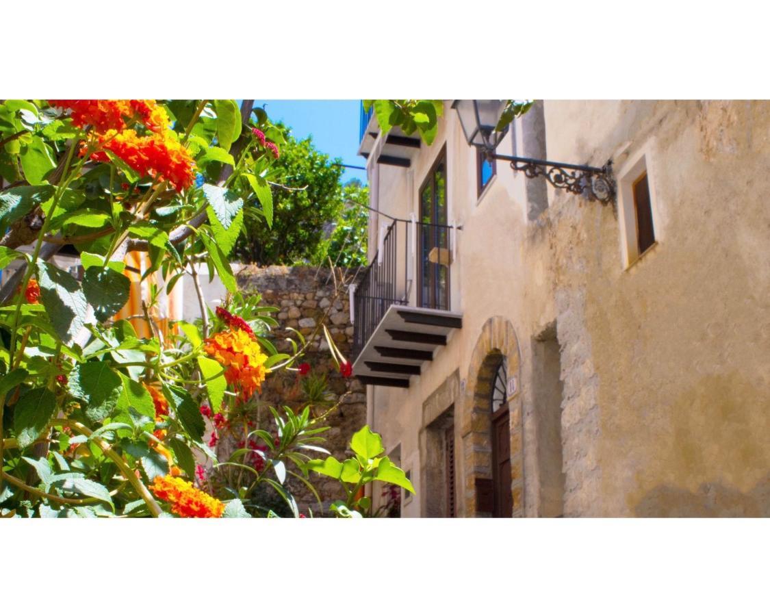 Апартаменты Cortile Osterio XIV Чефалу Экстерьер фото